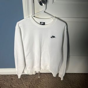 White Nike crewneck, size small, never worn. I am 5’9 160lbs, fits me well.
